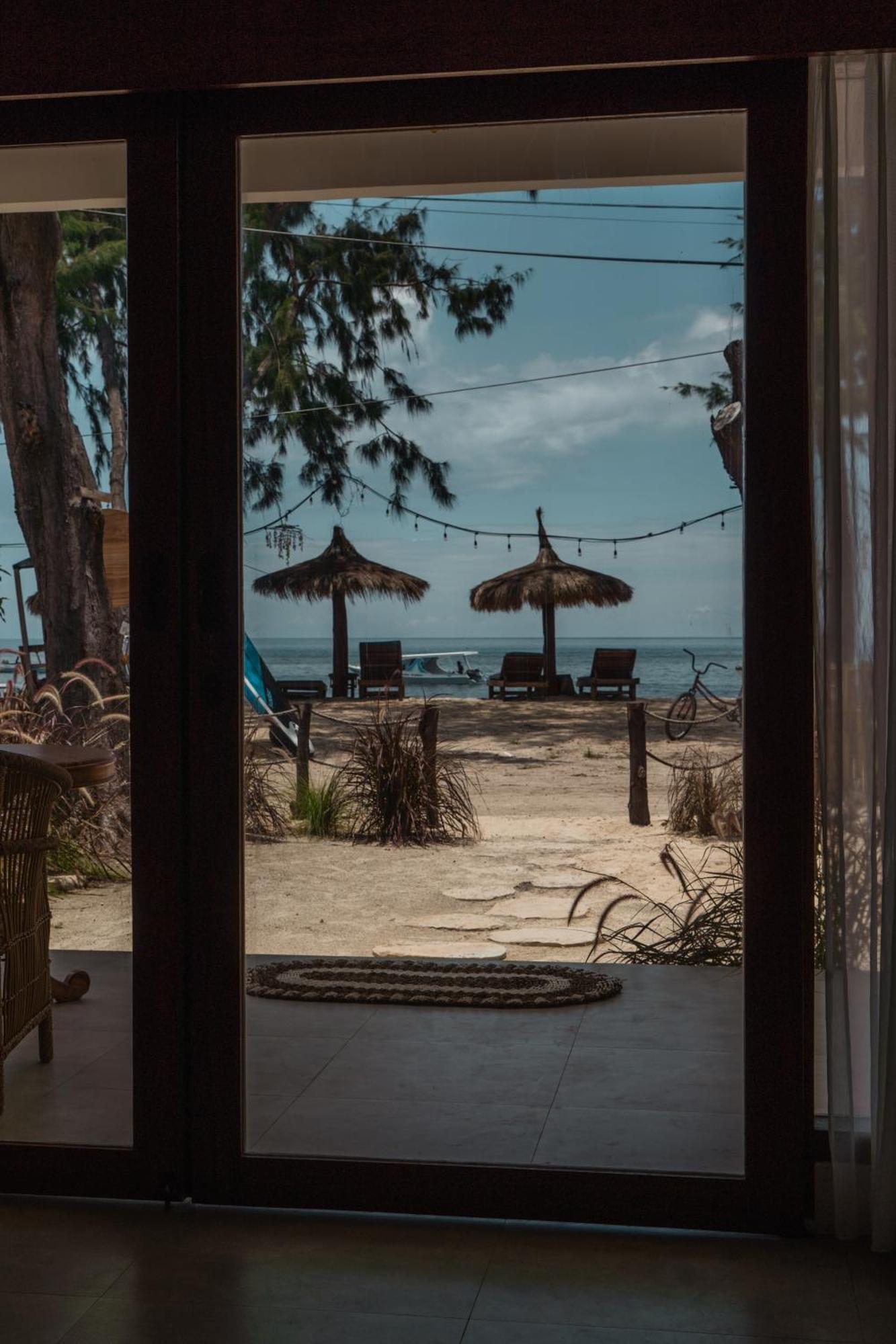 Sunscape Villa - Beachfront And Private Pool Гілі-Аїр Екстер'єр фото